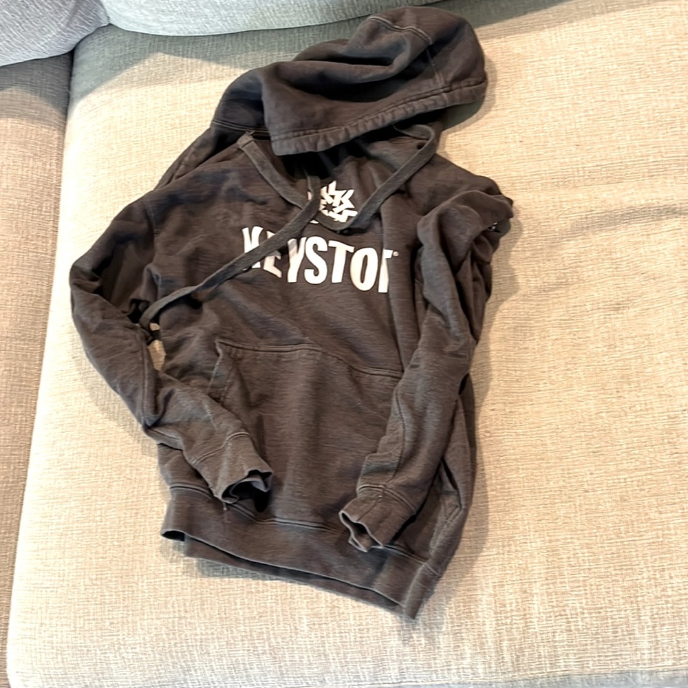 Yellow stone hoodie with pocket and straps